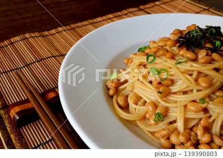 テーブル背景の納豆パスタ テーブル背景の納豆パスタ 139390803
