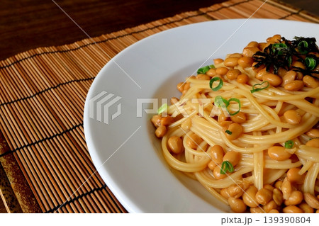 テーブル背景の納豆パスタ テーブル背景の納豆パスタ 139390804