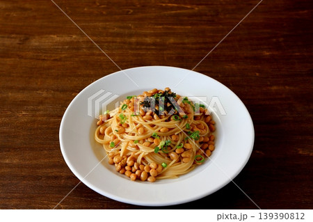 テーブル背景の納豆パスタ テーブル背景の納豆パスタ 139390812