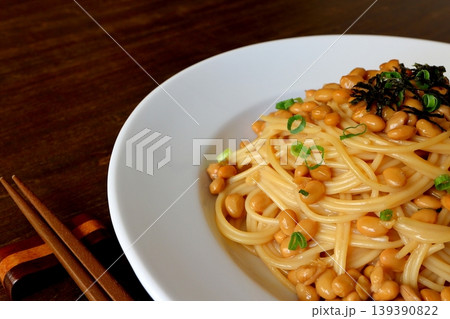テーブル背景の納豆パスタ 139390822