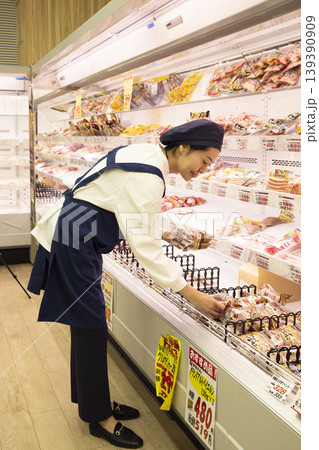 スーパーで働く女性 139390909