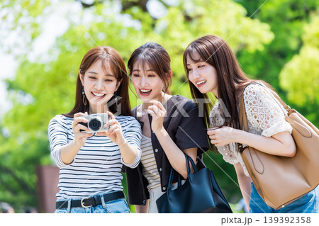 カメラを持って観光する若い女性 友達 女子旅 カメラを持って観光する若い女性 友達 女子旅 139392358