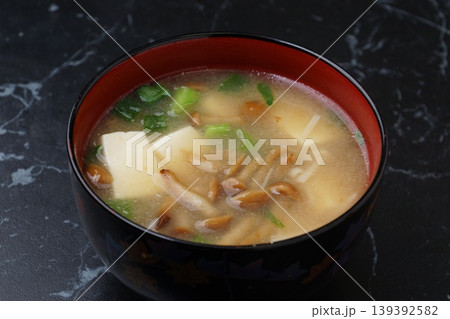 なめこ豆腐味噌汁 139392582