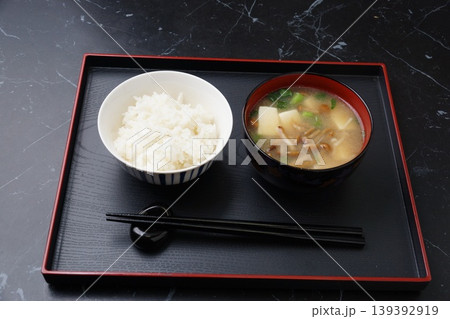 白ご飯と味噌汁 139392919