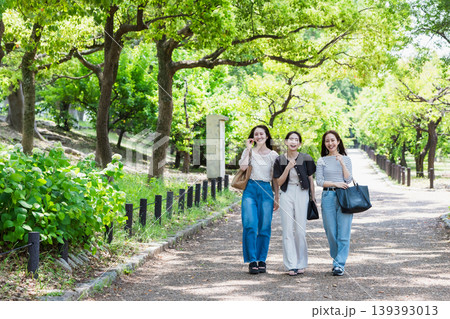 新緑の公園を歩く女性  友達  女子旅 139393013