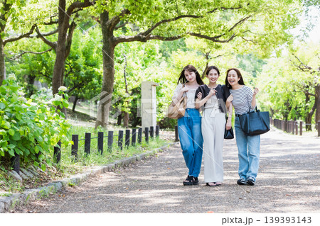 新緑の公園を歩く女性 友達 女子旅 新緑の公園を歩く女性 友達 女子旅 139393143