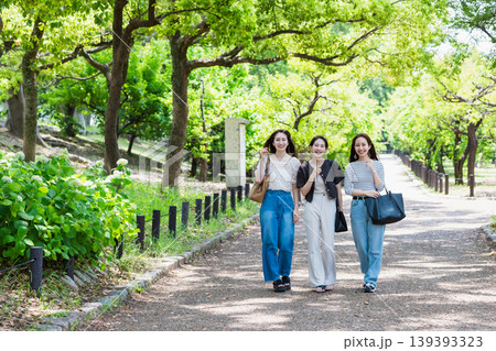 新緑の公園を歩く女性 友達 女子旅 新緑の公園を歩く女性 友達 女子旅 139393323