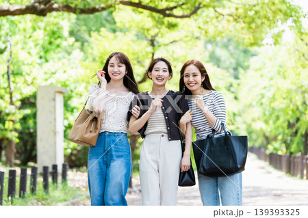 新緑の公園を歩く女性  友達  女子旅 139393325