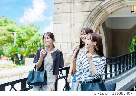 観光を楽しむ女子旅グループ 139393407