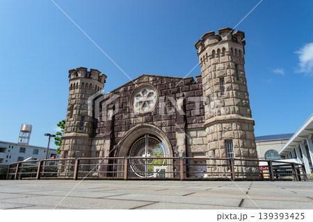 旧鹿児島刑務所正門を右側から捉えた登録有形文化財の外観(鹿児島市の歴史的建造物) 旧鹿児島刑務所正門を右側から捉えた登録有形文化財の外観(鹿児島市の歴史的建造物) 139393425