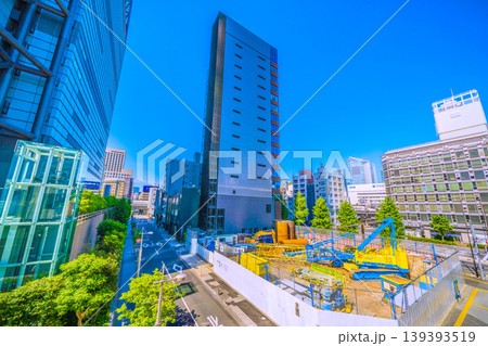 日本の東京都市景観　ゆりかもめの新橋駅前。大型重機…奥に新幹線や虎ノ門ヒルズなども見える 139393519