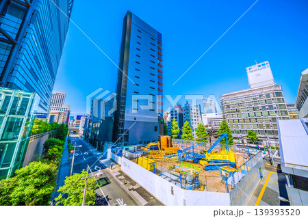 日本の東京都市景観　ゆりかもめの新橋駅前。大型重機…奥に新幹線や虎ノ門ヒルズなども見える 139393520