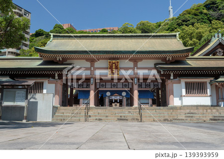 照国神社の社殿を正面から捉えた新緑と青空の風景（鹿児島市） 139393959