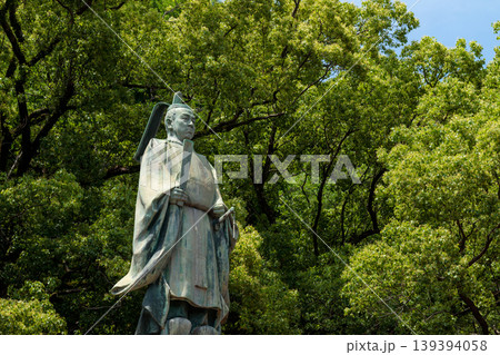 島津斉彬の銅像を斜めから見上げた新緑の風景(鹿児島市の歴史人物像) 島津斉彬の銅像を斜めから見上げた新緑の風景(鹿児島市の歴史人物像) 139394058