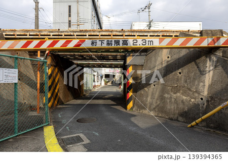 線路の下をくぐる道路（立体交差）の風景 139394365