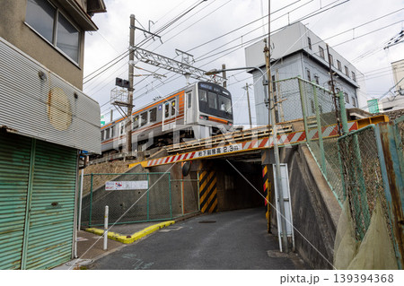 線路の下をくぐる道路（立体交差）の風景 139394368