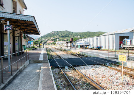 山間のポンテ・ルシアの駅の線路とプラットフォーム 地中海に浮かぶフランス領のコルシカ島にて 山間のポンテ・ルシアの駅の線路とプラットフォーム 地中海に浮かぶフランス領のコルシカ島にて 139394704