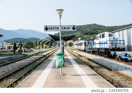 山間のポンテ・ルシアの駅の線路とプラットフォーム 地中海に浮かぶフランス領のコルシカ島にて 山間のポンテ・ルシアの駅の線路とプラットフォーム 地中海に浮かぶフランス領のコルシカ島にて 139394705