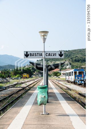 山間のポンテ・ルシアの駅の線路とプラットフォーム 地中海に浮かぶフランス領のコルシカ島にて 山間のポンテ・ルシアの駅の線路とプラットフォーム 地中海に浮かぶフランス領のコルシカ島にて 139394706