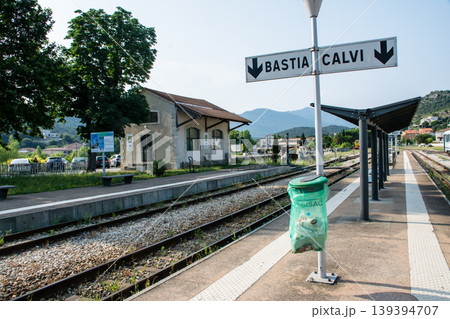 山間のポンテ・ルシアの駅の線路とプラットフォーム　地中海に浮かぶフランス領のコルシカ島にて 139394707