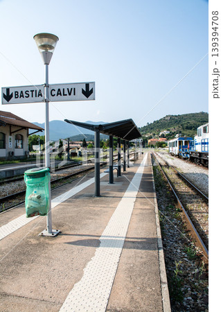 山間のポンテ・ルシアの駅の線路とプラットフォーム 地中海に浮かぶフランス領のコルシカ島にて 山間のポンテ・ルシアの駅の線路とプラットフォーム 地中海に浮かぶフランス領のコルシカ島にて 139394708
