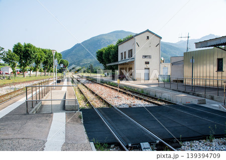 山間のポンテ・ルシアの駅の線路とプラットフォーム 地中海に浮かぶフランス領のコルシカ島にて 山間のポンテ・ルシアの駅の線路とプラットフォーム 地中海に浮かぶフランス領のコルシカ島にて 139394709