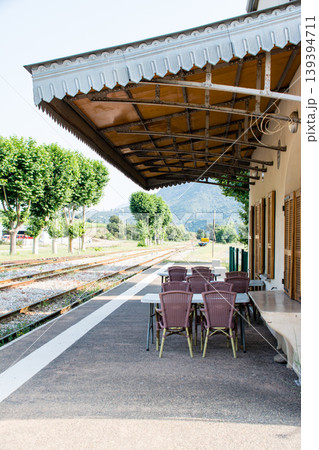 山間のポンテ・ルシアの駅の線路とプラットフォーム 地中海に浮かぶフランス領のコルシカ島にて 山間のポンテ・ルシアの駅の線路とプラットフォーム 地中海に浮かぶフランス領のコルシカ島にて 139394711