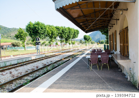 山間のポンテ・ルシアの駅の線路とプラットフォーム 地中海に浮かぶフランス領のコルシカ島にて 山間のポンテ・ルシアの駅の線路とプラットフォーム 地中海に浮かぶフランス領のコルシカ島にて 139394712