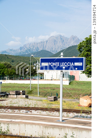 山間のポンテ・ルシアの駅の線路とプラットフォーム 地中海に浮かぶフランス領のコルシカ島にて 山間のポンテ・ルシアの駅の線路とプラットフォーム 地中海に浮かぶフランス領のコルシカ島にて 139394714