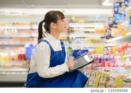 スーパーで働く女性店員 スーパーで働く女性店員 139394806