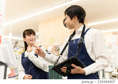 店舗で働く男女スタッフ 139394807