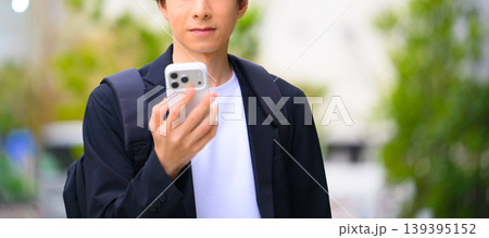 スマホを操作する男性 スマホを操作する男性 139395152