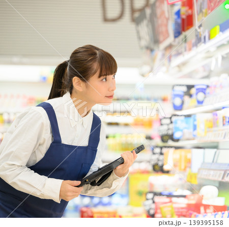 店舗でタブレットを確認する女性 店舗でタブレットを確認する女性 139395158