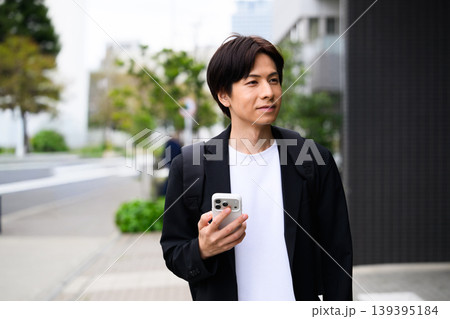 スマホを持って微笑む男性 スマホを持って微笑む男性 139395184