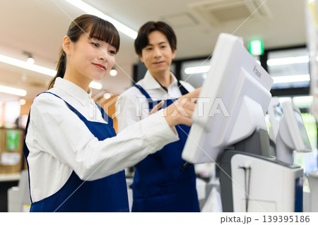 店舗でレジ操作する男女 店舗でレジ操作する男女 139395186