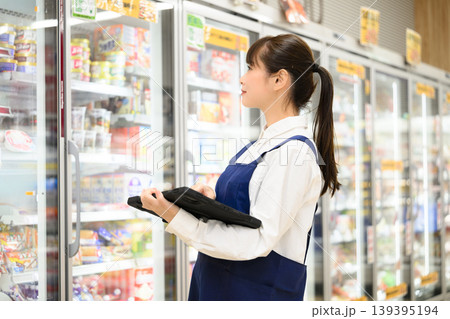 スーパーで働く女性店員 スーパーで働く女性店員 139395194