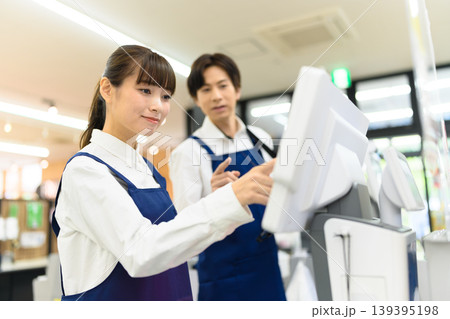 店舗でレジ操作する男女 店舗でレジ操作する男女 139395198