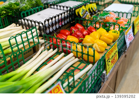 スーパーの野菜売り場の陳列 スーパーの野菜売り場の陳列 139395202
