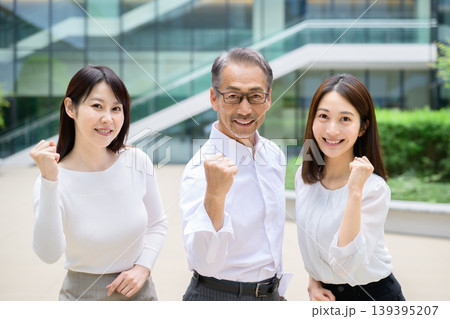 屋外でガッツポーズをする日本人男女3人 139395207