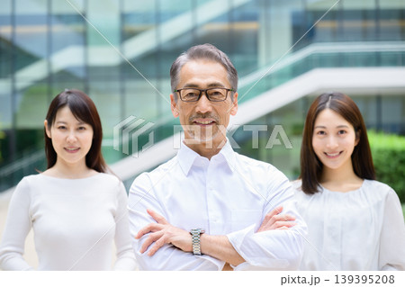 腕組みをしてカメラ目線の日本人男女 139395208