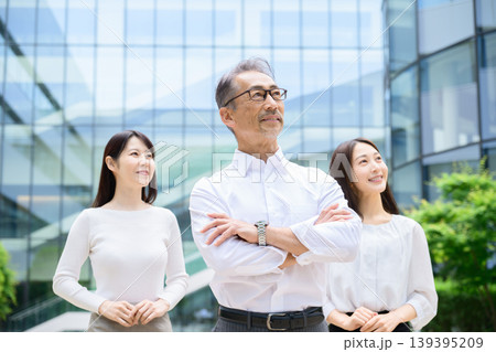 屋外で見上げる日本人男女3人 139395209