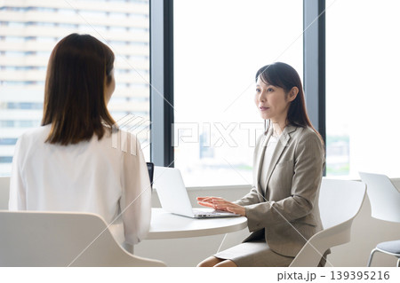 オフィスで打ち合わせをする日本人女性 オフィスで打ち合わせをする日本人女性 139395216