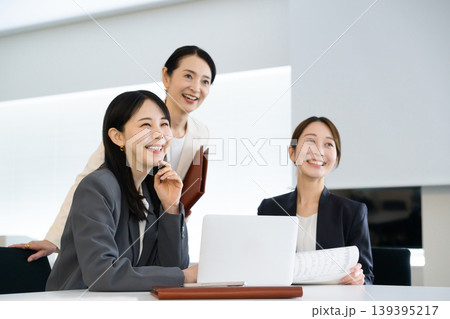 オフィスで会議をする日本人女性 オフィスで会議をする日本人女性 139395217