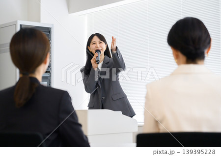社員の前でプレゼンをする日本人女性 社員の前でプレゼンをする日本人女性 139395228