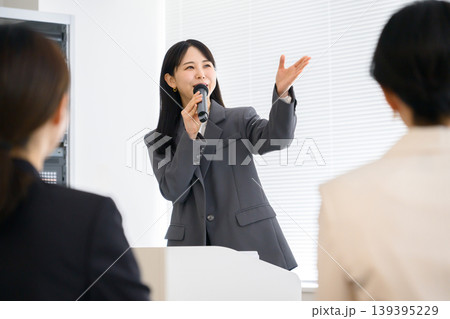 社員の前でプレゼンをする日本人女性 139395229