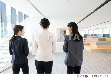 並んで会話をする日本人ビジネスウーマンの後ろ姿 並んで会話をする日本人ビジネスウーマンの後ろ姿 139395233