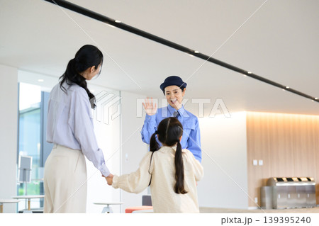警備員に手を振る日本人の女の子 警備員に手を振る日本人の女の子 139395240