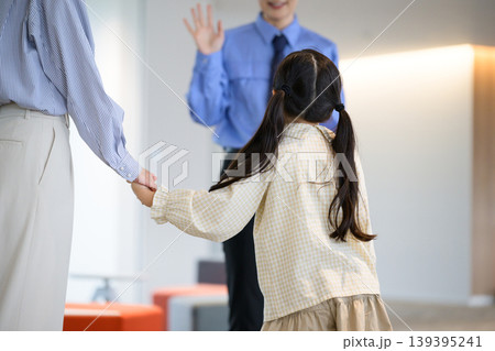 警備員に手を振る日本人の女の子 警備員に手を振る日本人の女の子 139395241