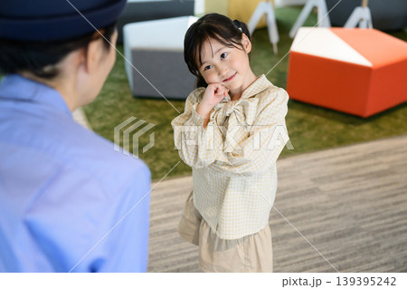 警備員に話しかける日本人の女の子 警備員に話しかける日本人の女の子 139395242