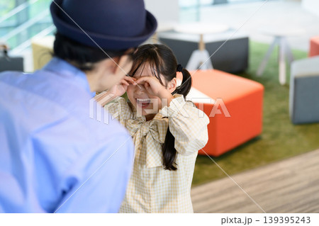 迷子になって警備員に保護される日本人の女の子 139395243